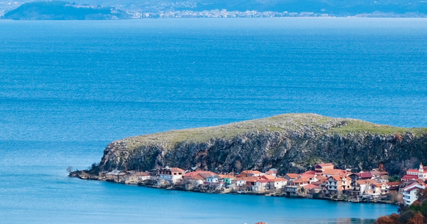 stunning ocean blue with houses on beachfront
